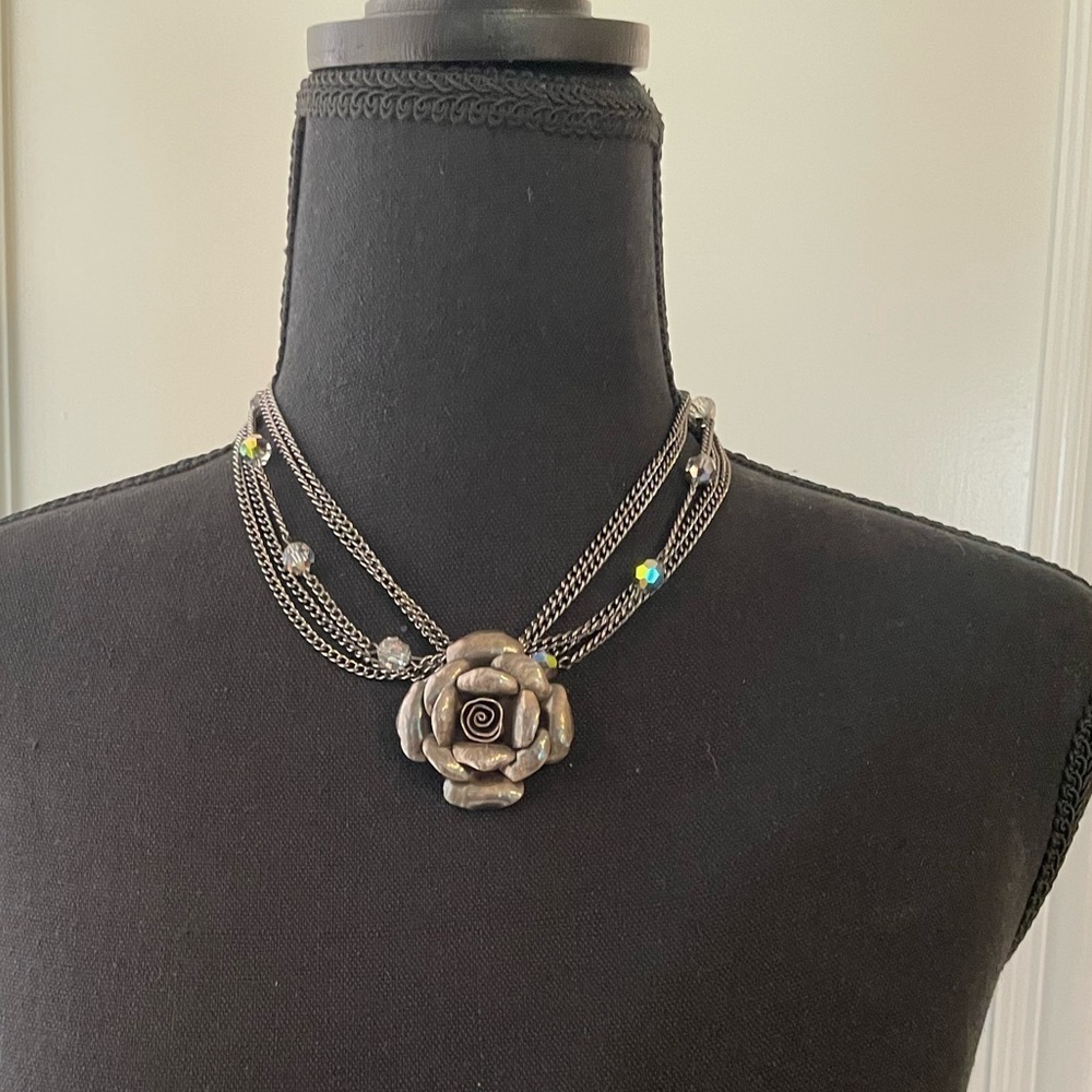 Chain necklace with rose.